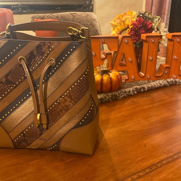 Michael Kors Handbags - 🤎”MICHAEL KORS MERCER BUCKET STYLE PURSE”🤎